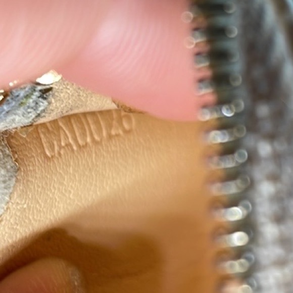 LOUIS VUITTON Key Pouch - Picture 8 of 9